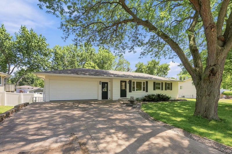 340 Ranchview Ln N, Plymouth, MN 55447