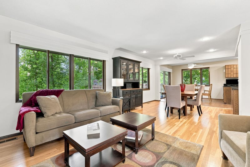 12808 Woodview Ln, Burnsville, MN 55337