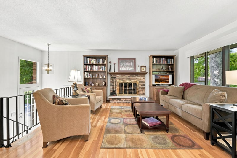 12808 Woodview Ln, Burnsville, MN 55337