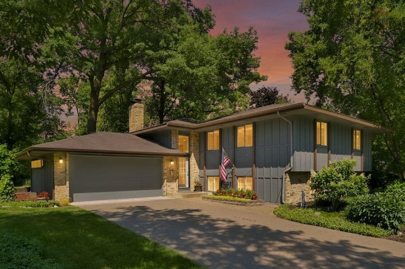 12808 Woodview Ln, Burnsville, MN 55337