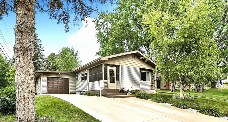 415 4th St N, Sauk Rapids, MN 56379