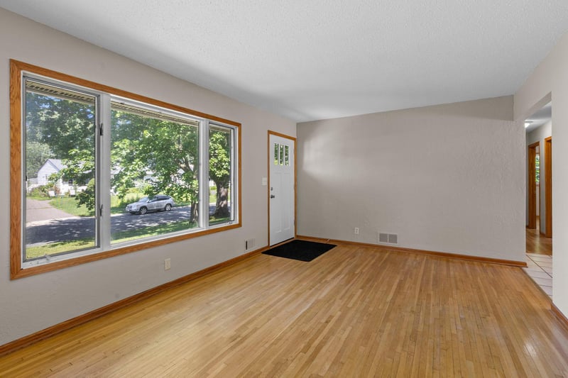 6133 Garbe Ave, Woodbury, MN 55125