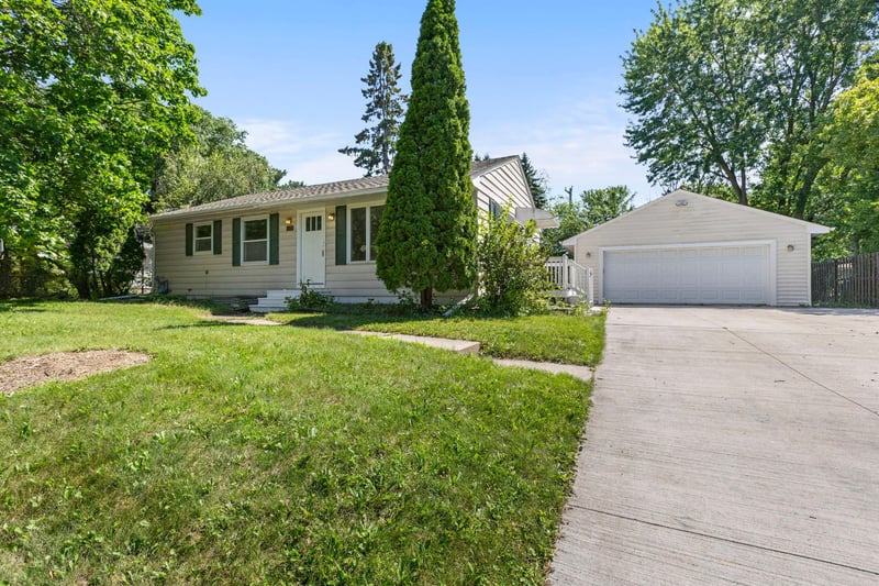 6133 Garbe Ave, Woodbury, MN 55125