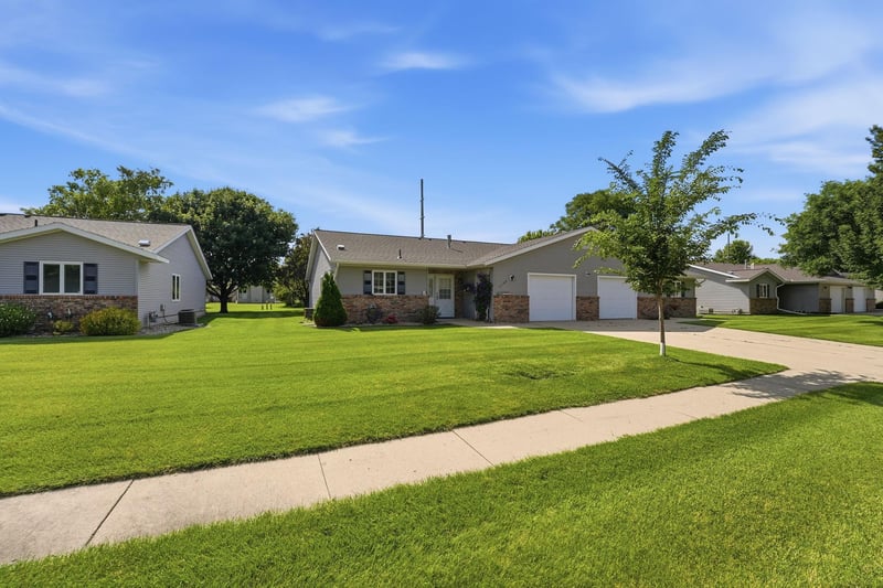 2706 9th St SW, Willmar, MN 56201