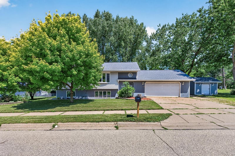 2709 Holloway Ave E, North Saint Paul, MN 55109