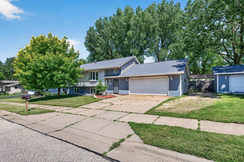 2709 Holloway Ave E, North Saint Paul, MN 55109