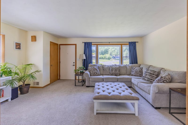 6332 Oak Knoll Pz, Woodbury, MN 55125