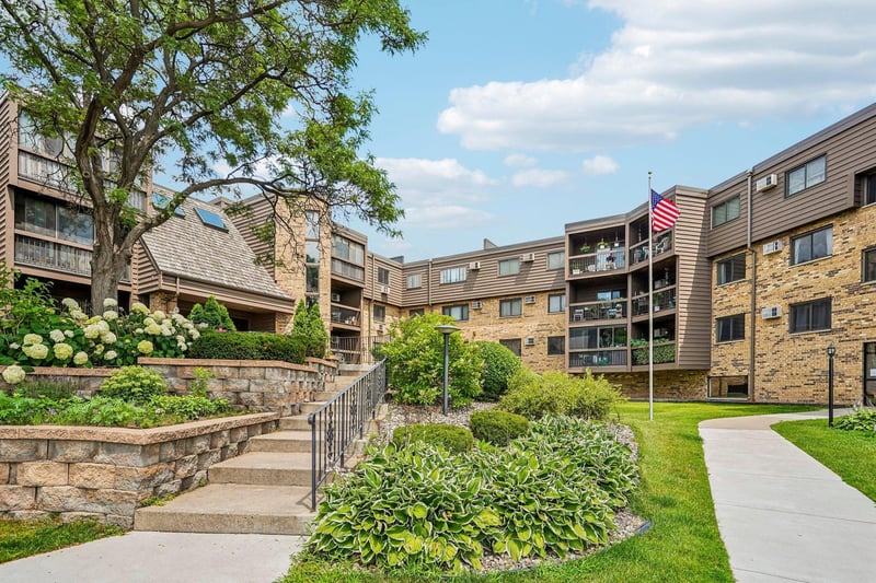999 41st Ave NE #302, Columbia Heights, MN 55421