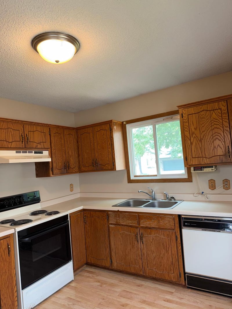 2635 Guthrie Ave N, Oakdale, MN 55128