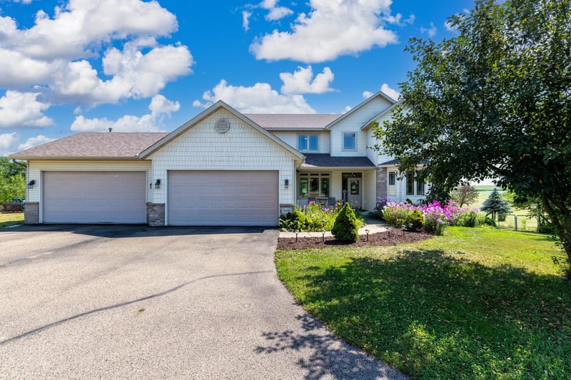 6499 160th St E, Hastings, MN 55033