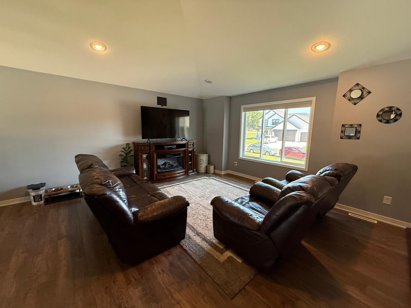 506 3rd St SE, Hayfield, MN 55940