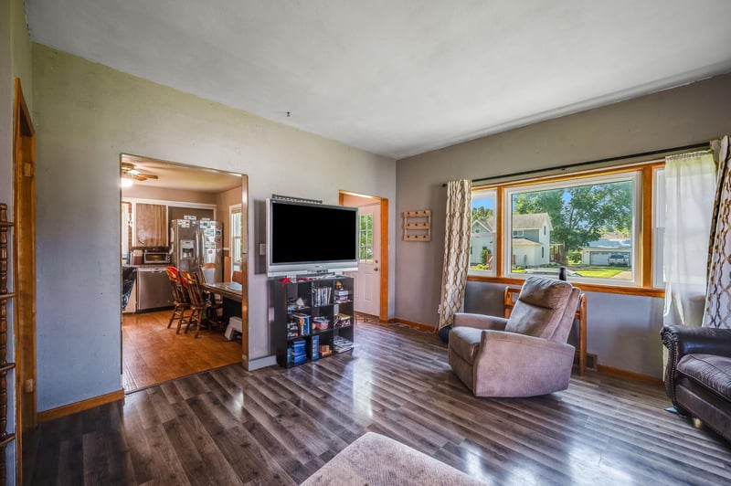 319 E 10th St, Blue Earth, MN 56013