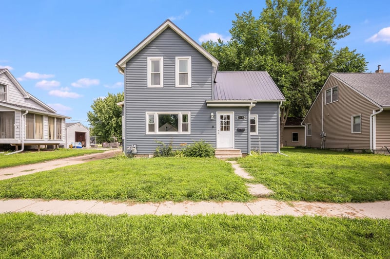 319 E 10th St, Blue Earth, MN 56013