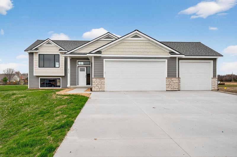 655 1st St SE, Elgin, MN 55932