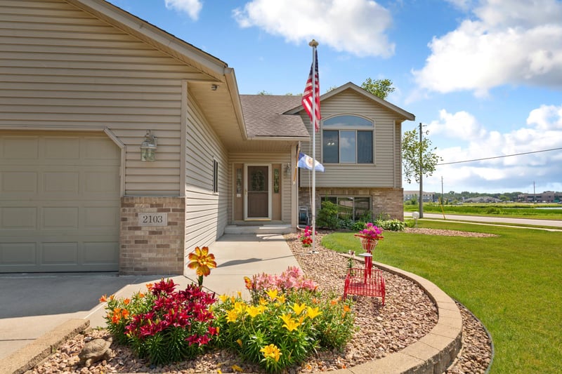 2103 Kennedy Dr, Faribault, MN 55021