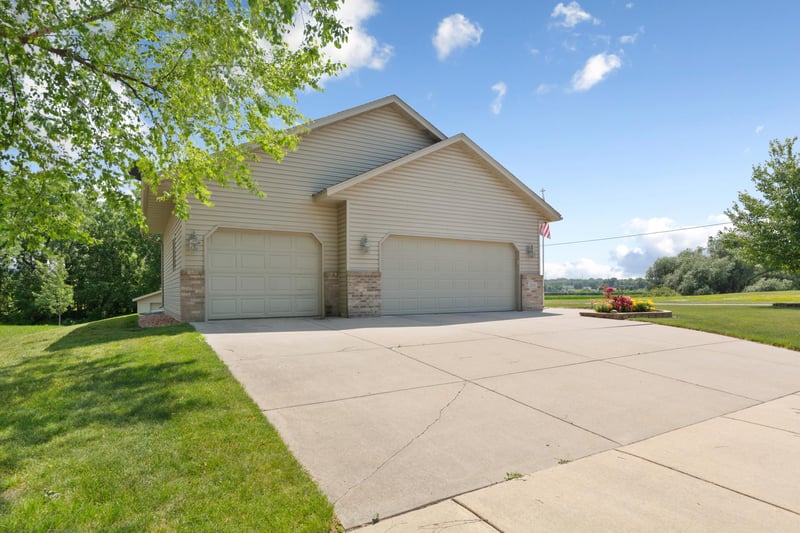 2103 Kennedy Dr, Faribault, MN 55021