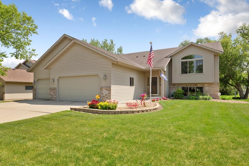 2103 Kennedy Dr, Faribault, MN 55021