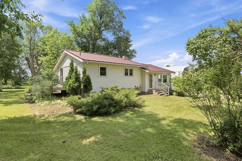 21126 210th St, Hutchinson, MN 55350