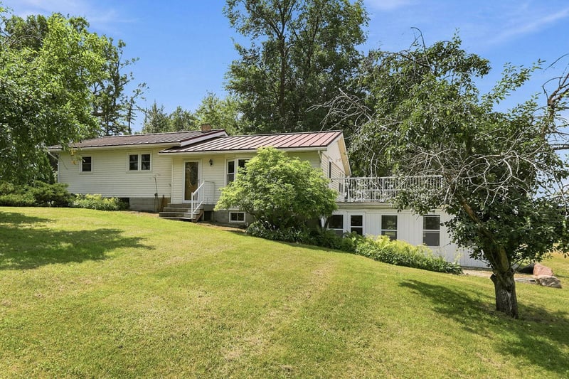 21126 210th St, Hutchinson, MN 55350