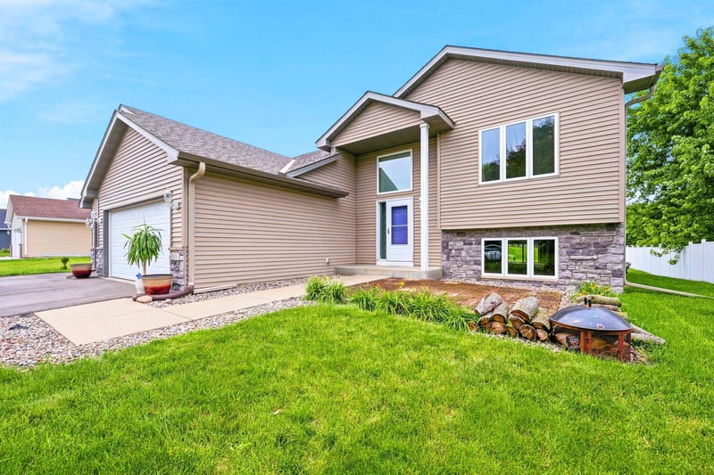 920 S Cedar St, Belle Plaine, MN 56011