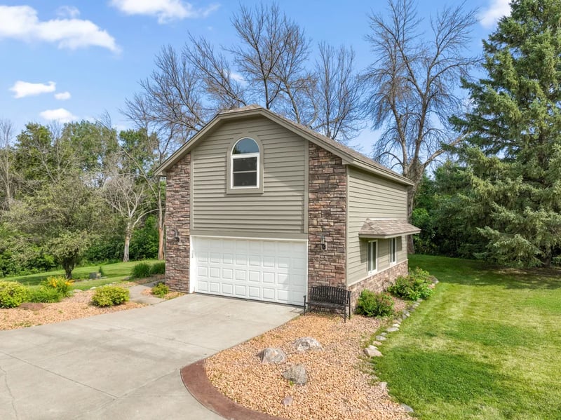 22530 Forest Ridge Dr, Lakeville, MN 55044