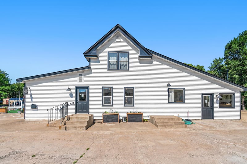 623 E Main St, Anoka, MN 55303