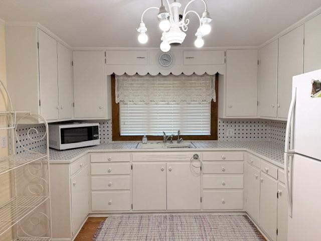 830 6th St, Windom, MN 56101