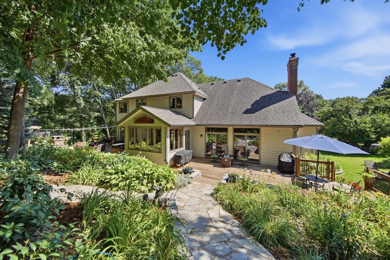 699 Bridle Ridge Rd, Eagan, MN 55123