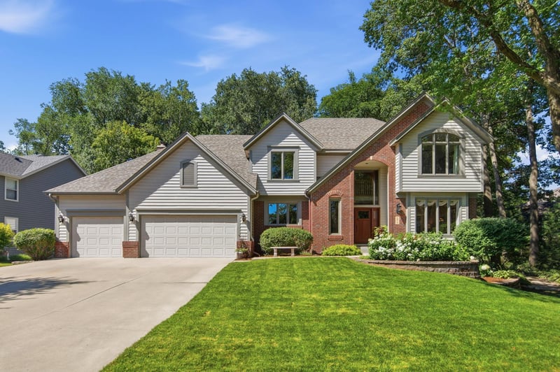 699 Bridle Ridge Rd, Eagan, MN 55123
