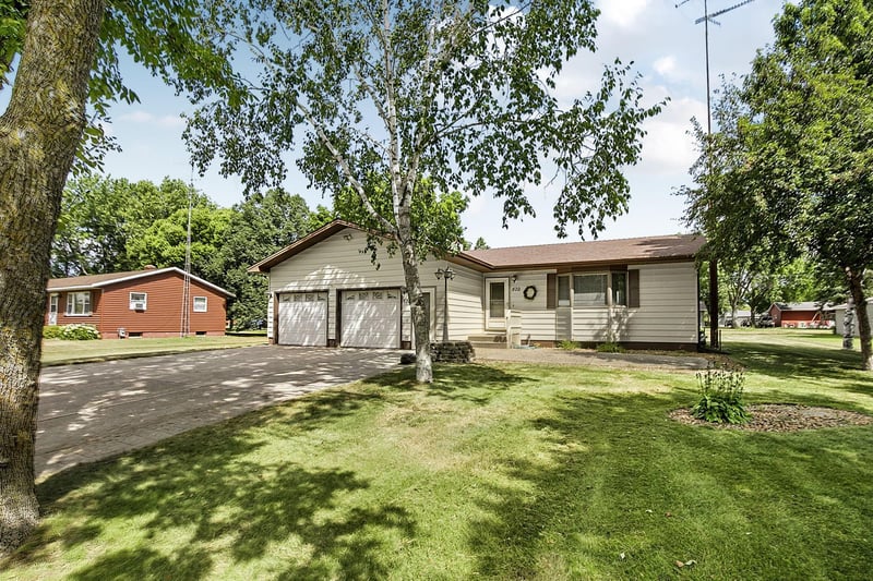 570 3rd St NW, Richmond, MN 56368