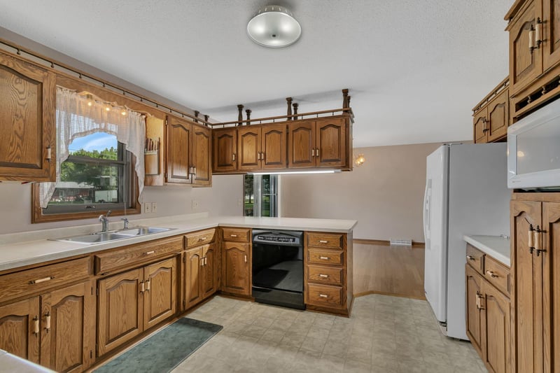 570 3rd St NW, Richmond, MN 56368