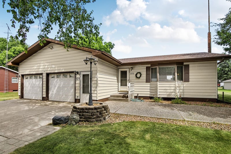 570 3rd St NW, Richmond, MN 56368
