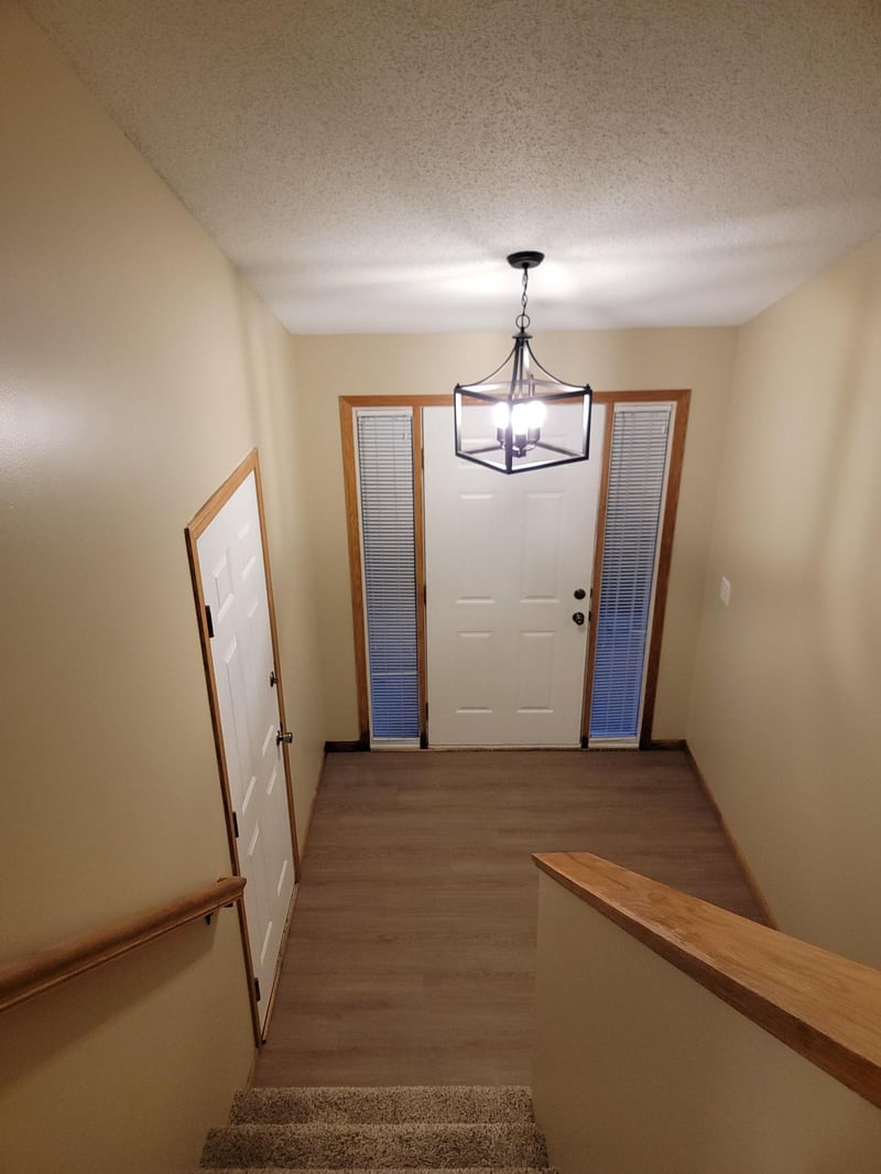 2401 Brenner Ct, Roseville, MN 55113