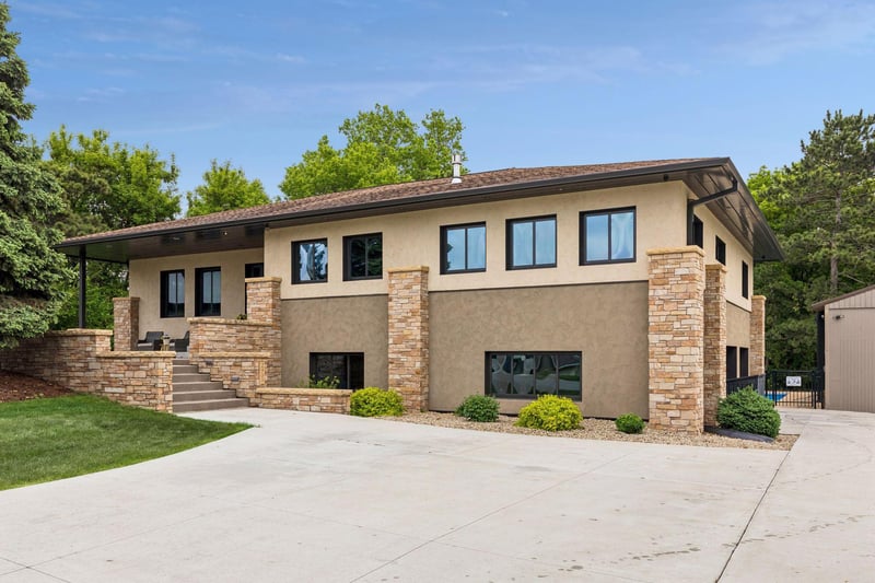 2900 Skyline Dr, Eagan, MN 55121