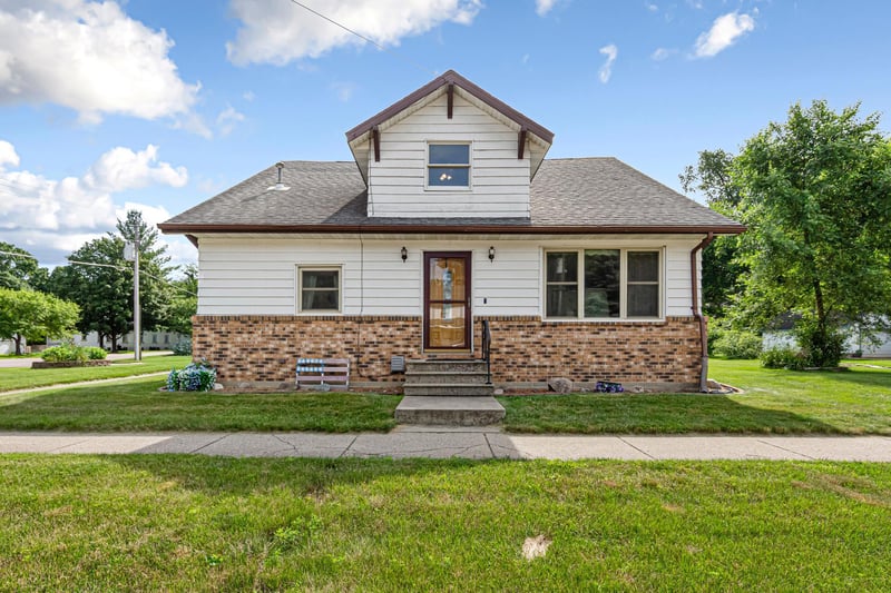 240 Rice St N, Kasota, MN 56050