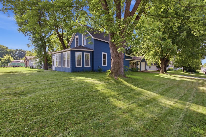 1223 Litchfield Ave SW, Willmar, MN 56201