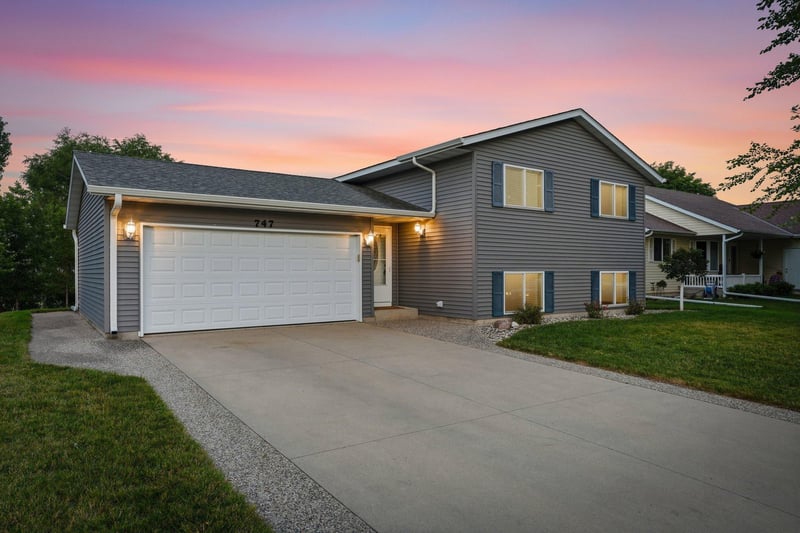 747 Louisiana St NW, Hutchinson, MN 55350