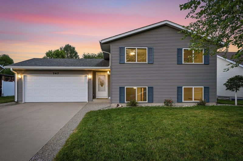 747 Louisiana St NW, Hutchinson, MN 55350
