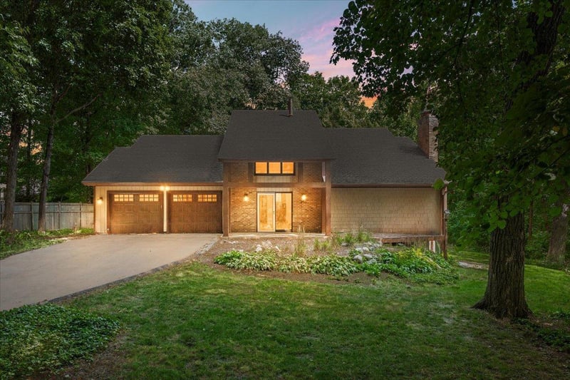606 Carver Beach Rd, Chanhassen, MN 55317