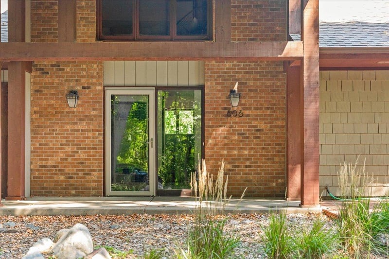 606 Carver Beach Rd, Chanhassen, MN 55317