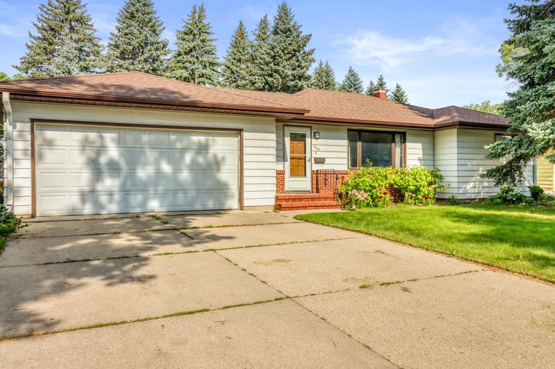 1613 16th St S, Moorhead, MN 56560