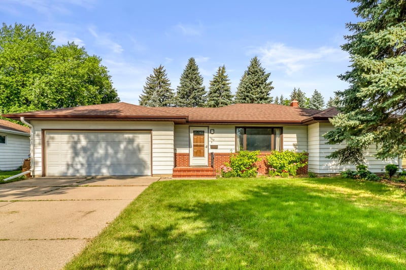 1613 16th St S, Moorhead, MN 56560