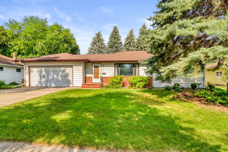 1613 16th St S, Moorhead, MN 56560