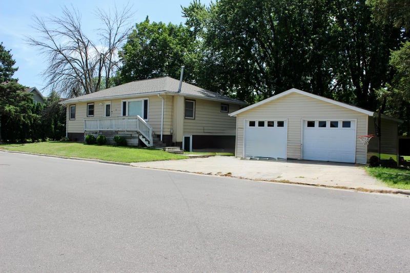 129 4th St NE, Blooming Prairie, MN 55917