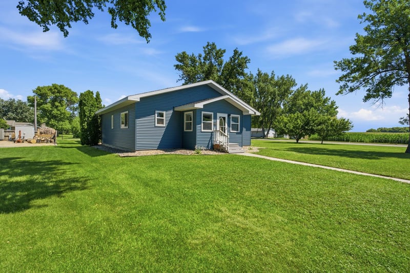 604 E Walnut Ave, Olivia, MN 56277