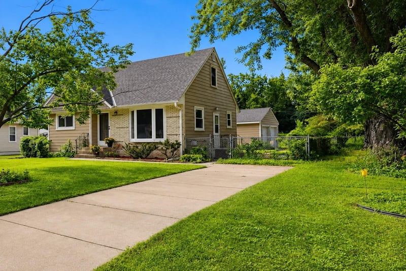 8933 Wally Dr, Golden Valley, MN 55427
