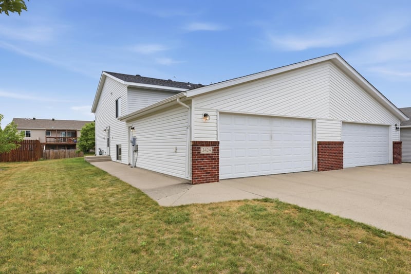 3424 16th St S, Moorhead, MN 56560