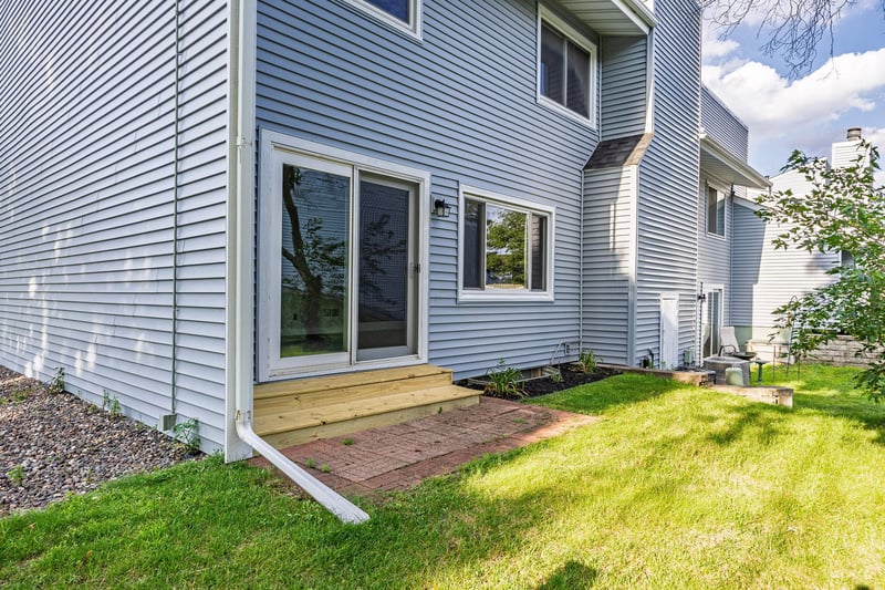 101 Canabury Ct, Little Canada, MN 55117