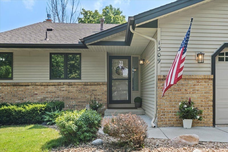 1309 Fremont Ct, Burnsville, MN 55306