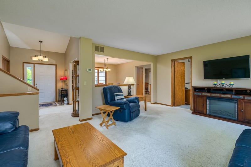 80 Canterbury Ct, Mankato, MN 56001